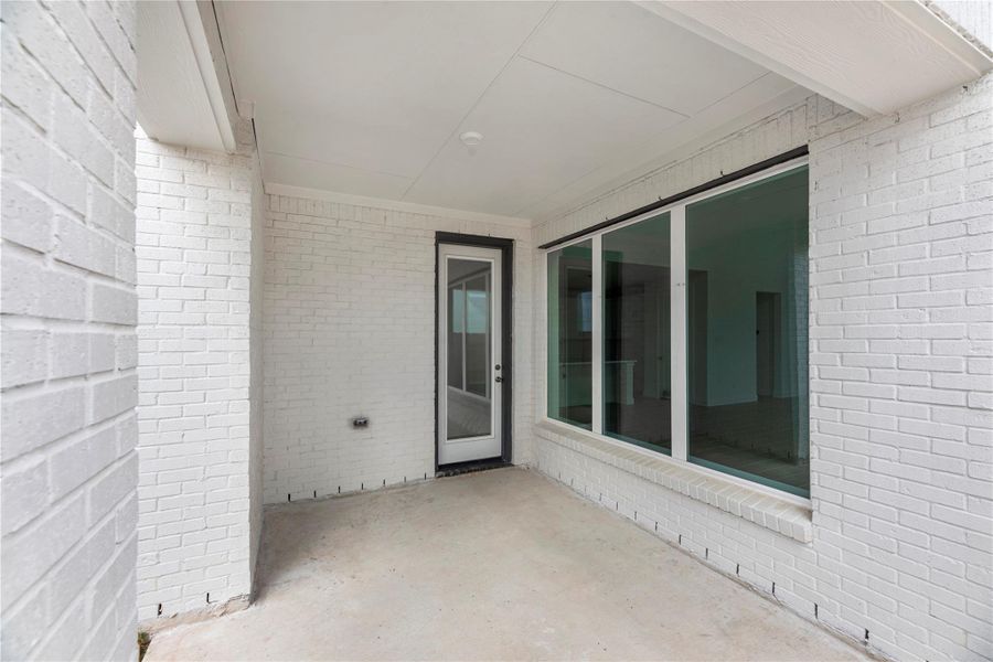 Exterior details and patio area of a home in Elyson, Katy (Image 3).