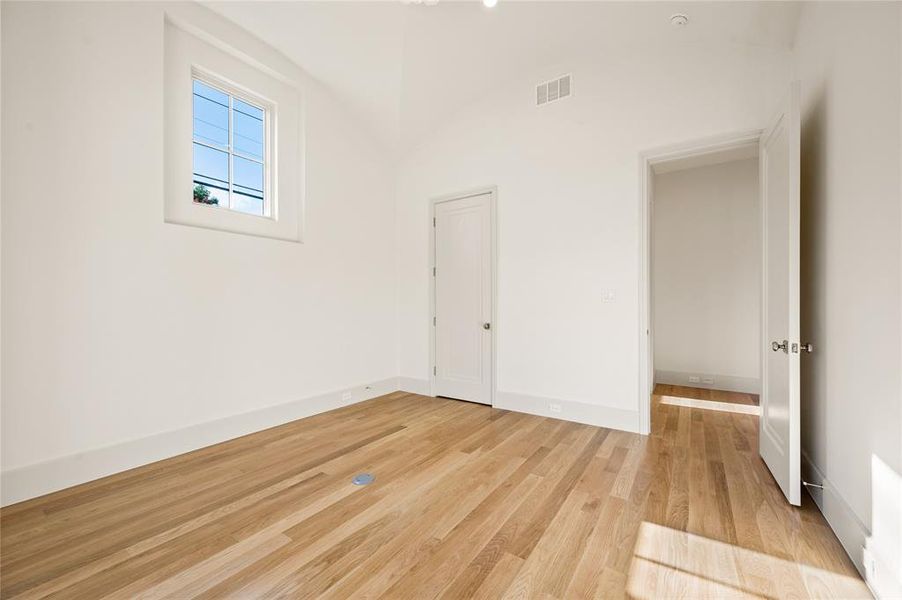Spacious, unfurnished interior of a new home in , Richardson (Image 33).