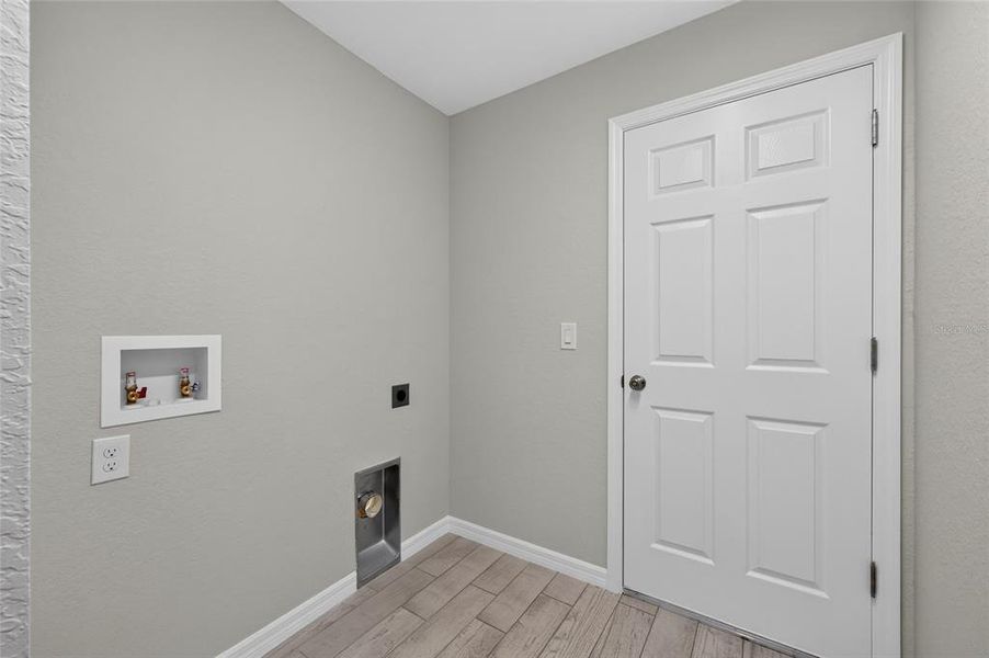 Spacious, unfurnished interior of a new home in , Ocala (Image 13).