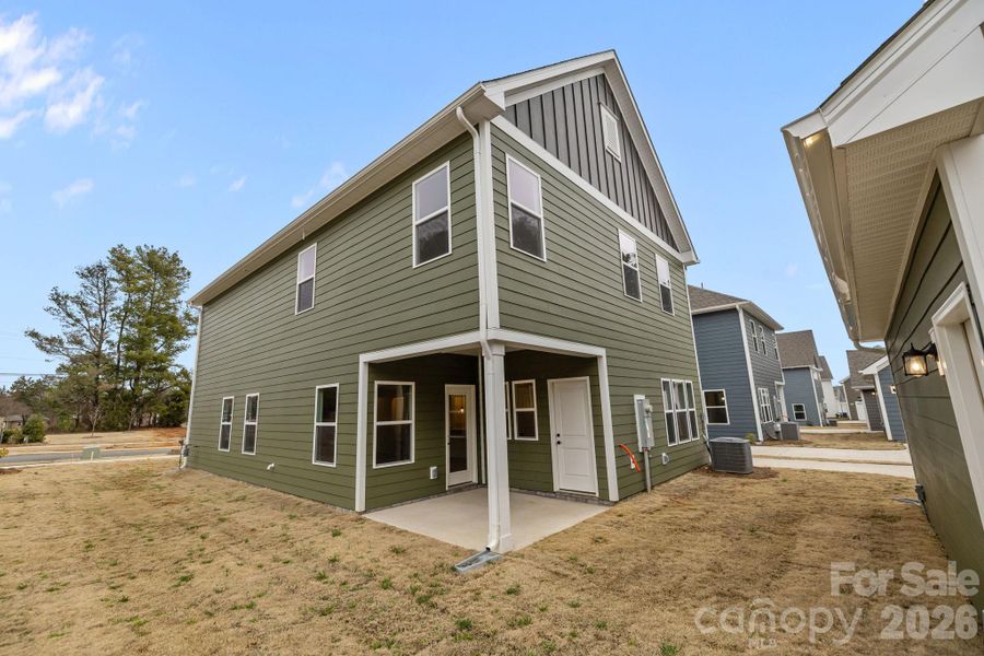 Large covered rear patio