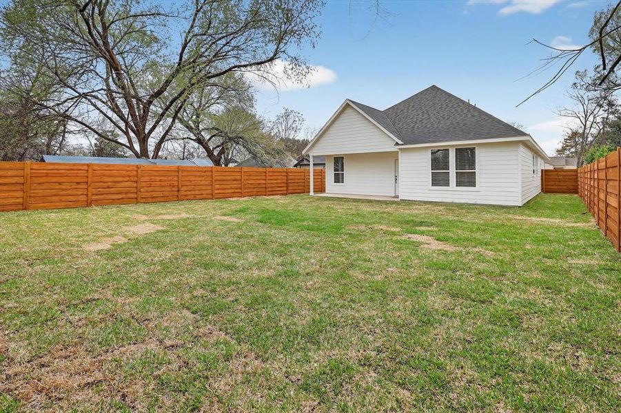 Exterior details and patio area of a home in , Haltom City (Image 3).