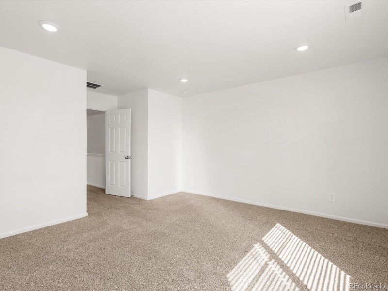 Spacious, unfurnished interior of a new home in Skyview at High Point, Aurora (Image 25).