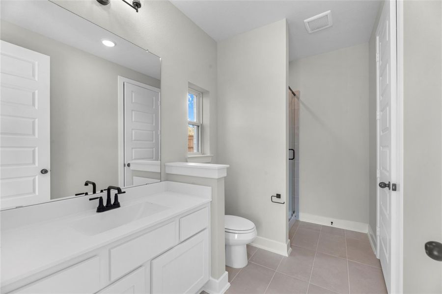 Furnished interior view inside a new home in Sienna, Missouri City (Image 10).