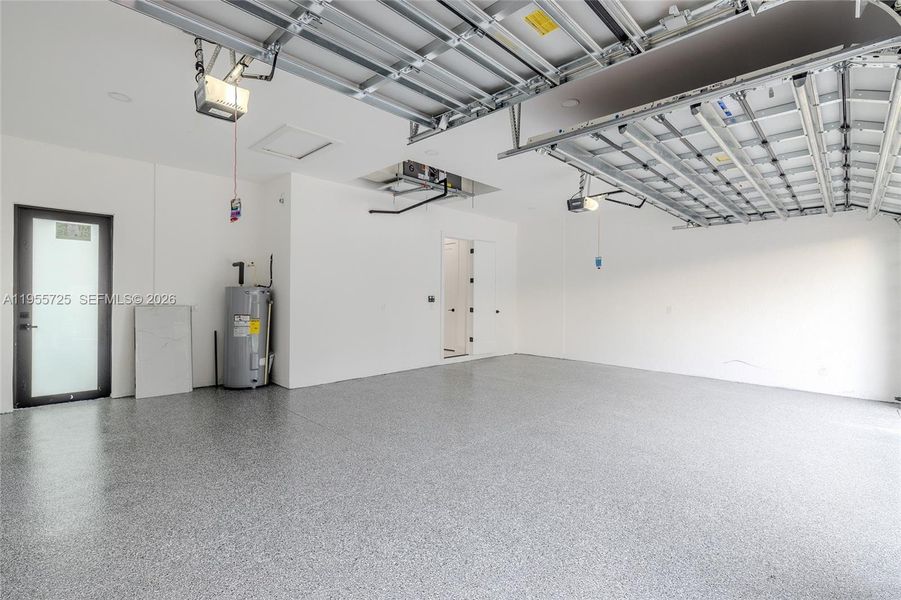 Spacious, unfurnished interior of a new home in , Cape Coral (Image 35).