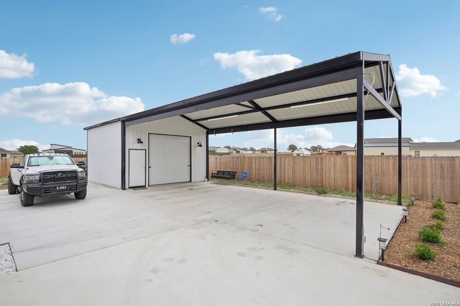 Exterior details and patio area of a home in , La Vernia (Image 24).