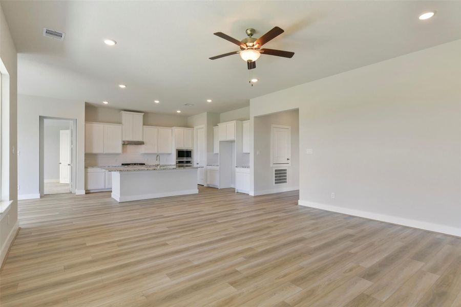 Spacious, unfurnished interior of a new home in Lago Mar, Texas City (Image 13).