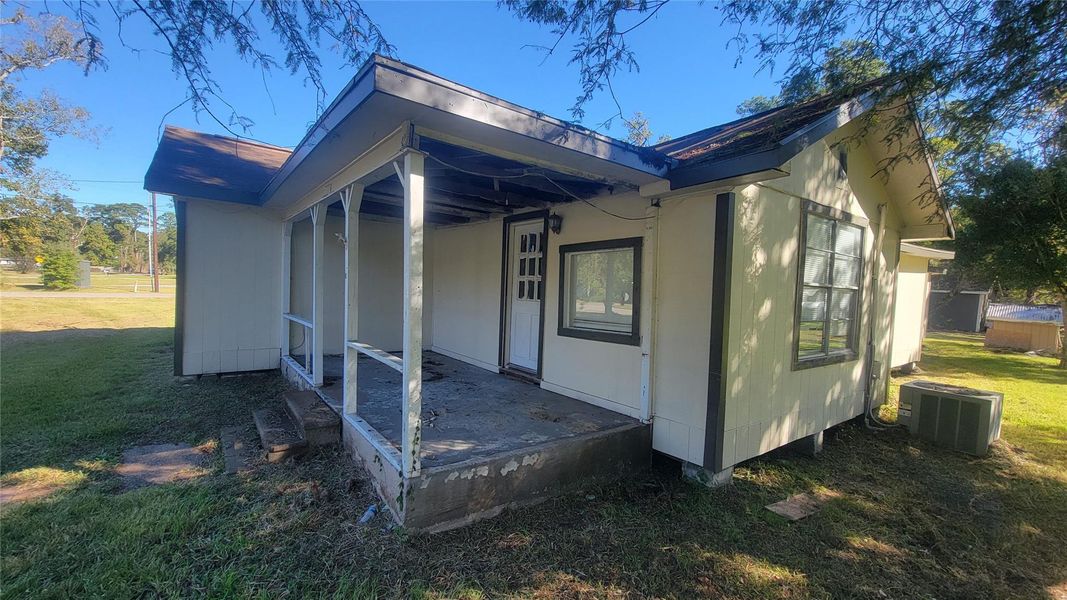Exterior details and patio area of a home in , Vidor (Image 13).