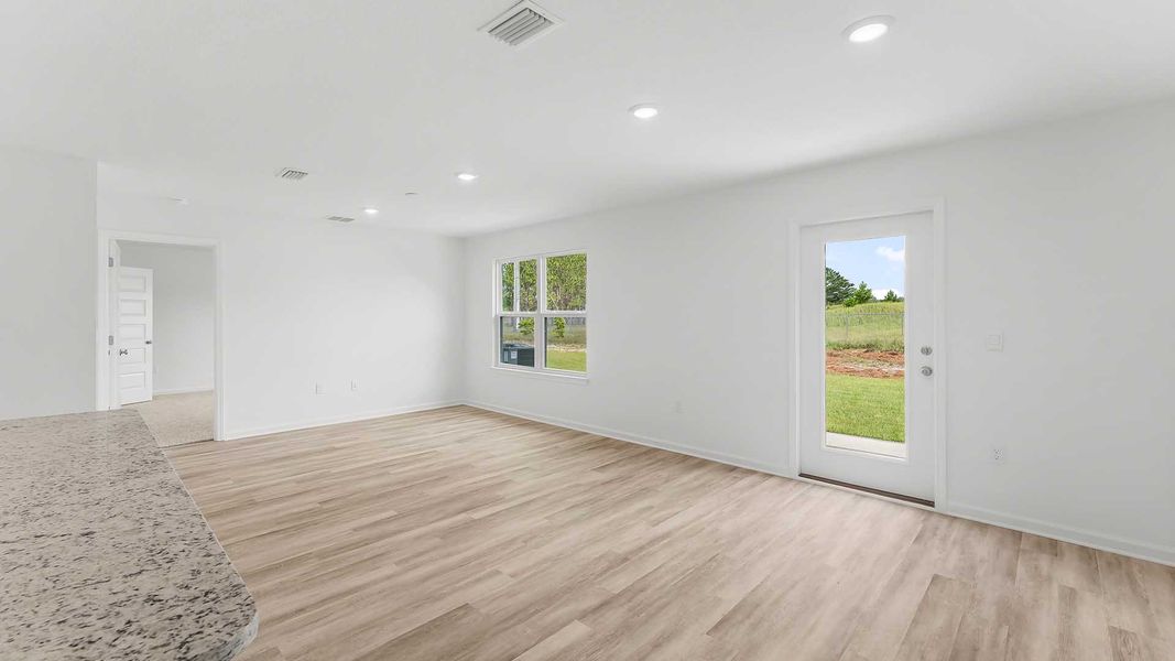 Spacious, unfurnished interior of a new home in Sunny Hills, Chipley (Image 13).