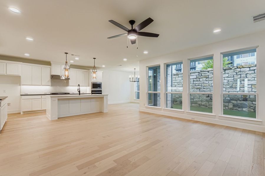 3113 Sir Judge - Living Area