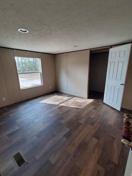 Spacious, unfurnished interior of a new home in , St. George (Image 15).