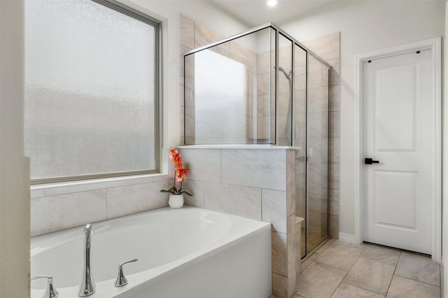The soaking tub and separate mud-set shower create a comfortable setup that gives you options for both quick mornings and slower evenings