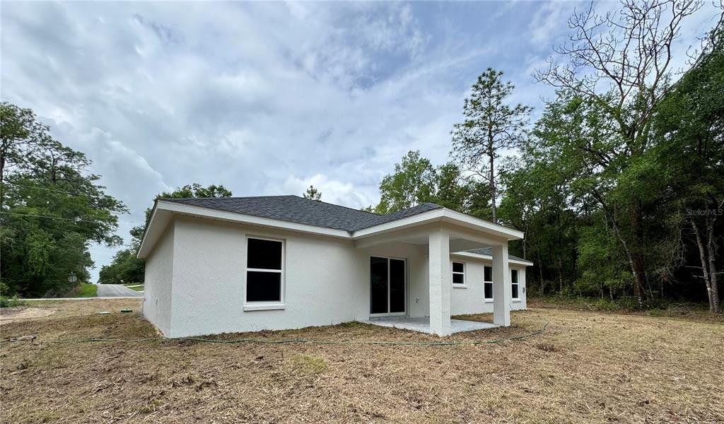 Exterior details and patio area of a home in , Dunnellon (Image 3).