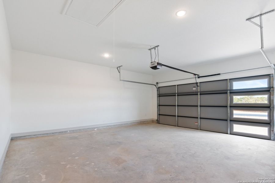 Spacious, unfurnished interior of a new home in , Uvalde (Image 34).
