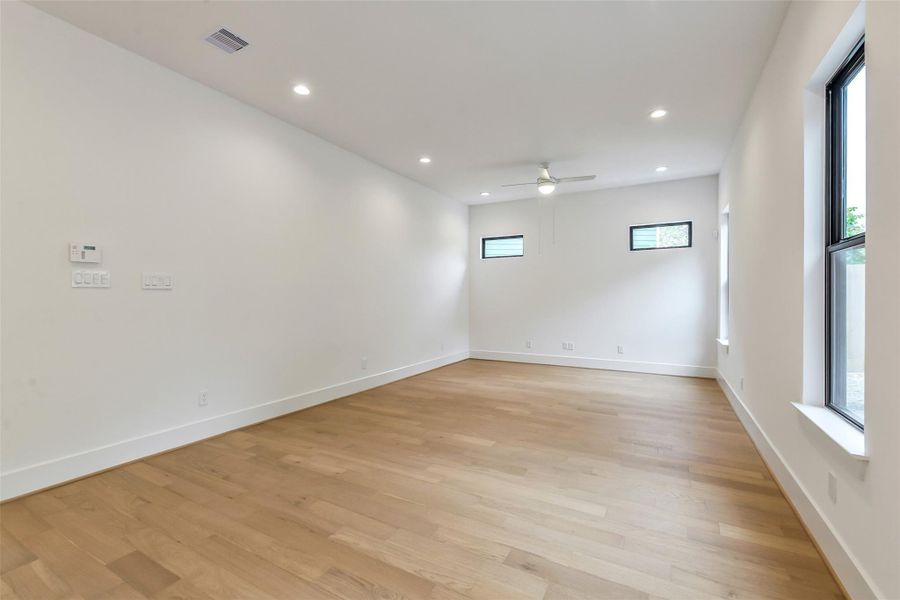 Spacious, unfurnished interior of a new home in Timbergrove Trails, Houston (Image 23).