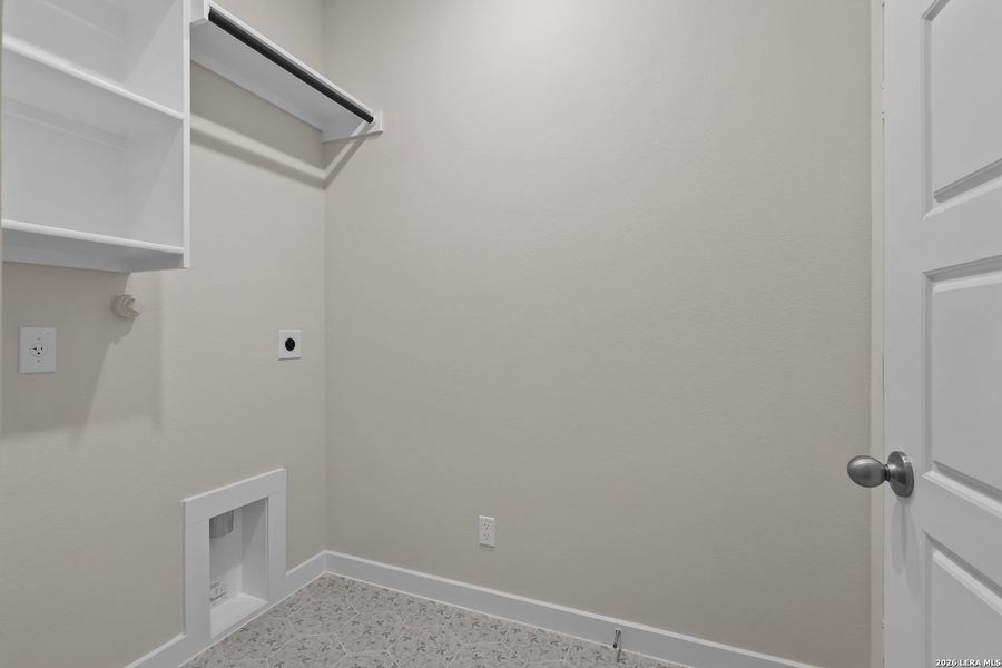 Spacious, unfurnished interior of a new home in Stillwater Ranch, San Antonio (Image 27).