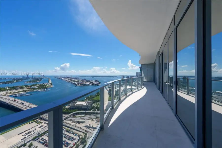 Condo located in Miami, FL showcasing its design and architecture (Image 18).