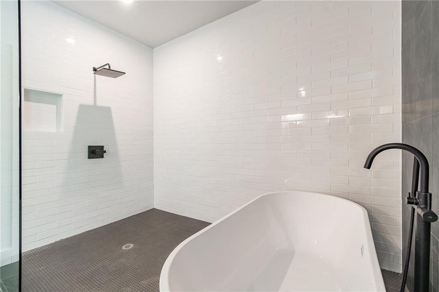 Furnished interior view inside a new home in , Gainesville (Image 10).