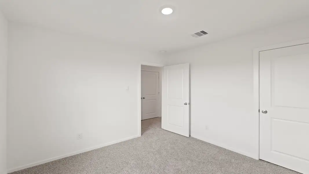 Representative unfurnished interior of a home built from the Franklin by D.R. Horton in Lake Conroe Cove, Willis (Image 21).