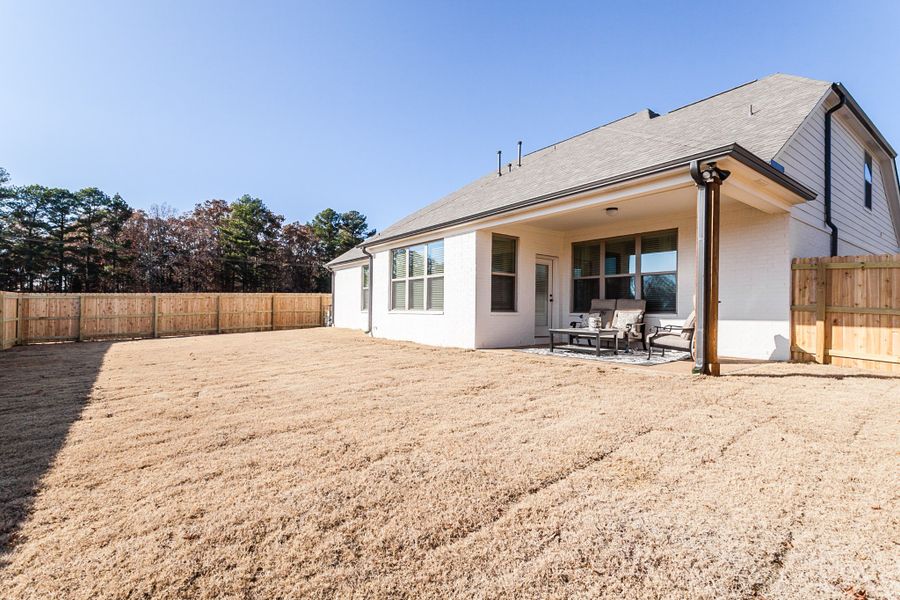 Representative exterior details of a home built from the Bentley by Grant & Co in Manor at Hall Creek, Arlington (Image 3).