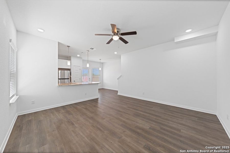 Spacious, unfurnished interior of a new home in The Preserve at Candlemeadow, San Antonio (Image 19).