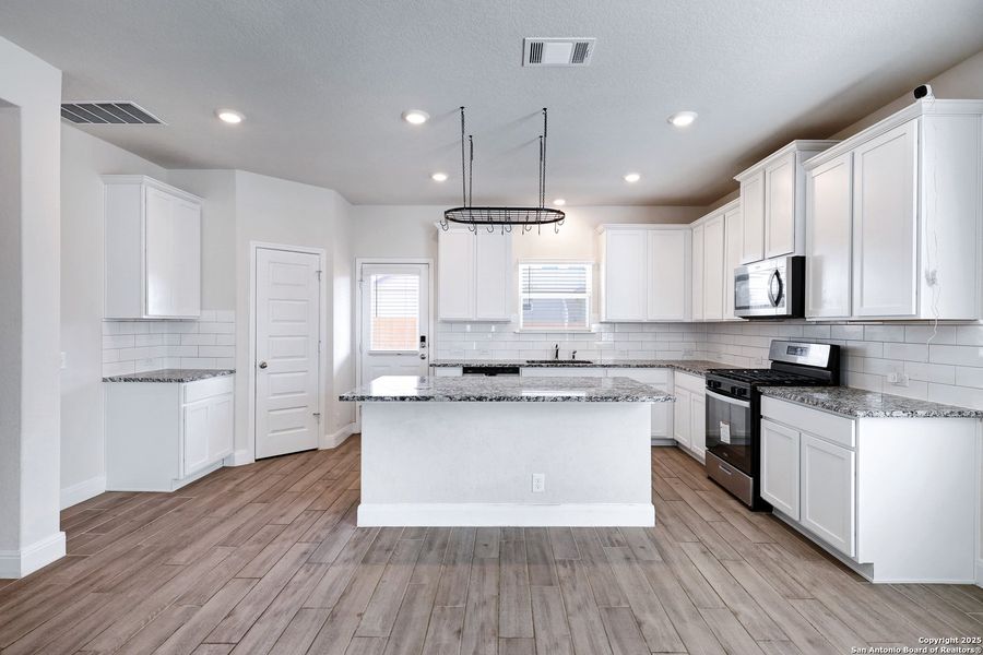 Furnished interior view inside a new home in Steele Creek, Cibolo (Image 7).