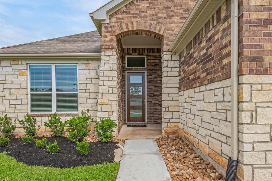Exterior details and patio area of a home in Lago Mar, Texas City (Image 4).