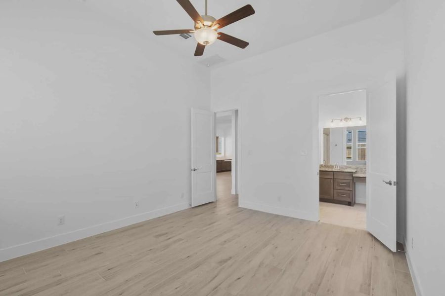 Spacious, unfurnished interior of a new home in Jordan Ranch 55's, Fulshear (Image 23). Spacious, unfurnished interior of a new home in Jordan Ranch 55's, Fulshear (Image 23).