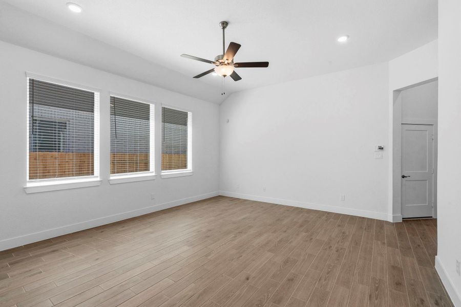 Spacious, unfurnished interior of a new home in Wildrye 45', Waller (Image 25).