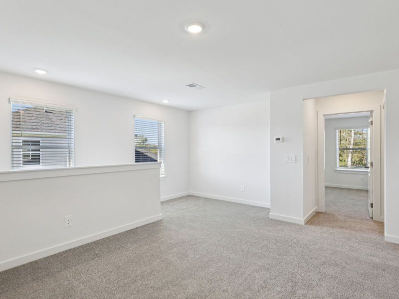 Spacious, unfurnished interior of a new home in Bear Springs, Columbia (Image 9).