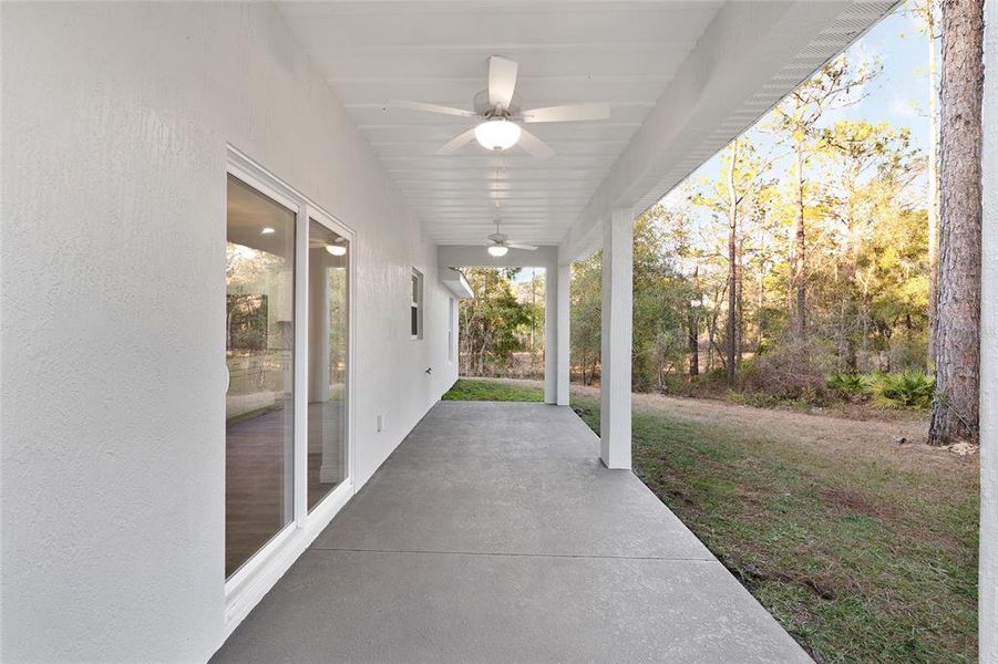 Exterior details and patio area of a home in , Dunnellon (Image 41).
