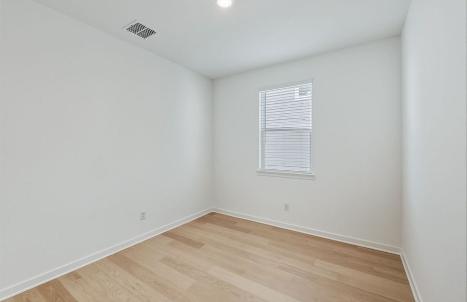 Spacious, unfurnished interior of a new home in Sunfield, Buda (Image 28).