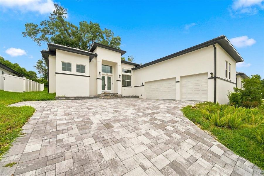 Exterior details and patio area of a home in , Apopka (Image 4).