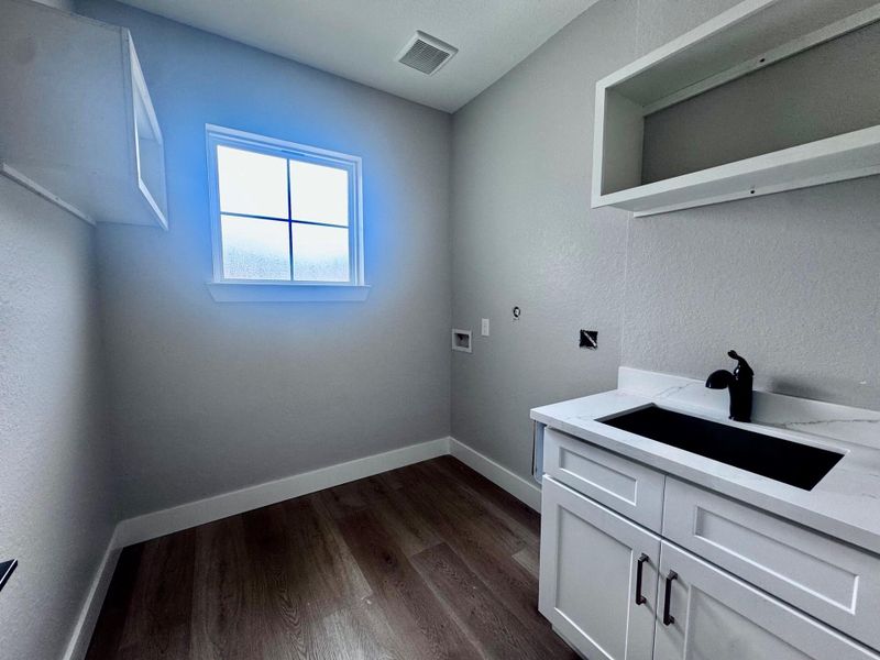 Spacious, unfurnished interior of a new home in , Bay City (Image 24).