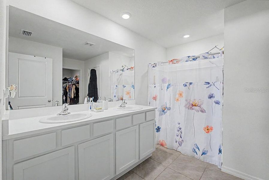 Furnished interior view inside a new home in , Alachua (Image 10).
