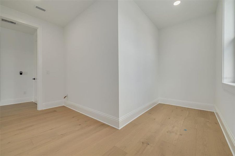 Spacious, unfurnished interior of a new home in , St. Petersburg (Image 38).