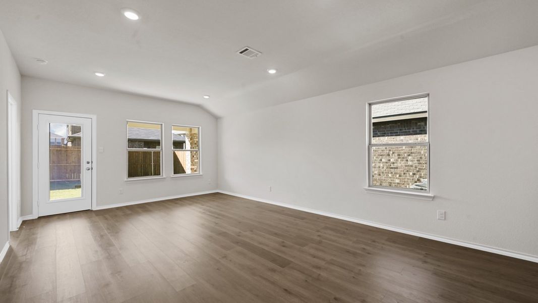 Spacious, unfurnished interior of a new home in Blaire Lake, Tyler (Image 14).