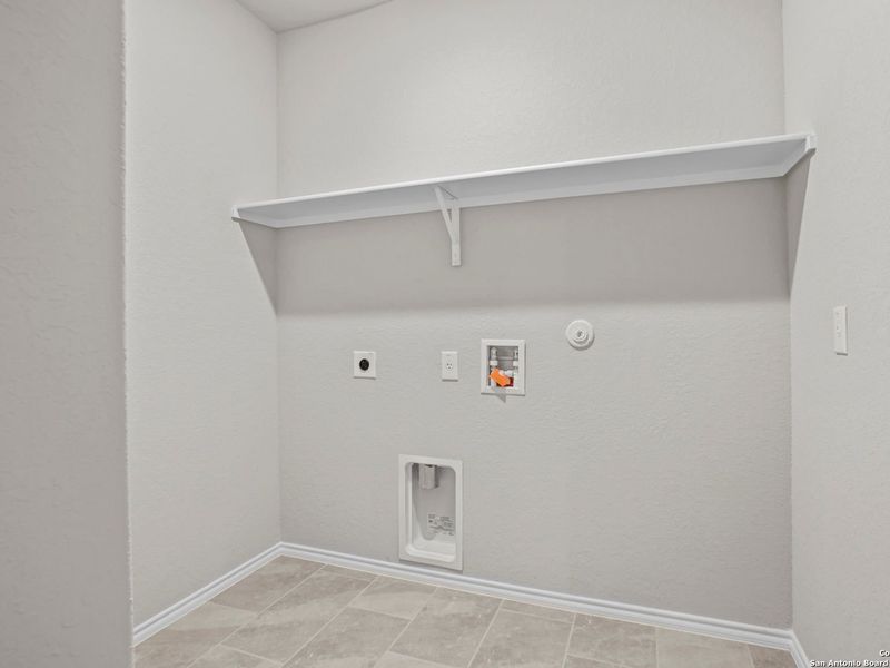 Spacious, unfurnished interior of a new home in Royal Crest, San Antonio (Image 19).