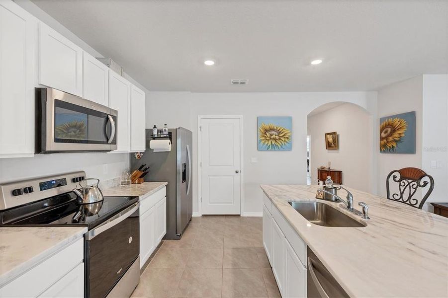 Furnished interior view inside a new home in Glen Creek, Bradenton (Image 9).