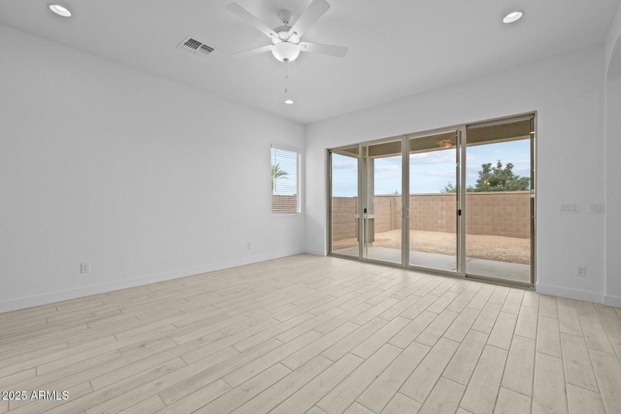 3)GREAT ROOM 3)GREAT ROOM