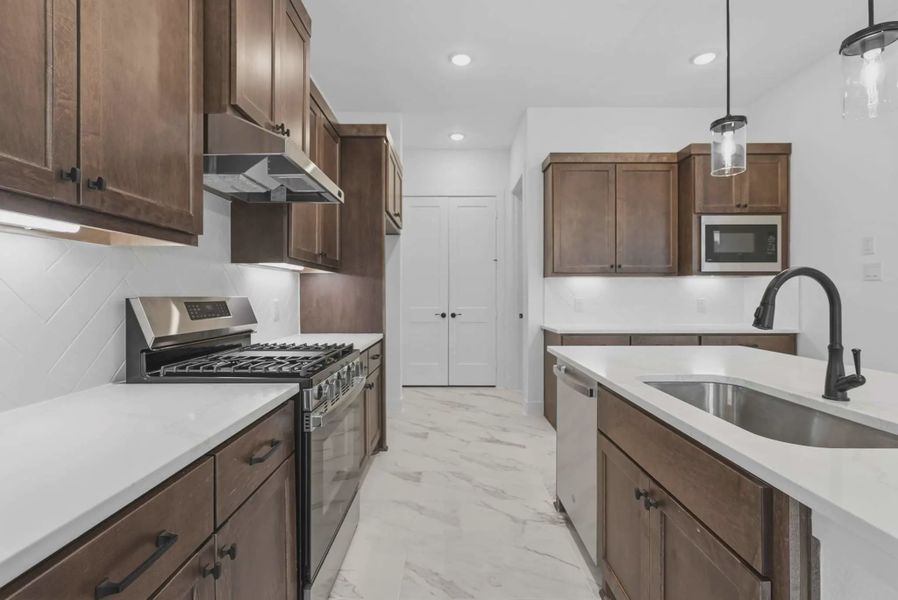 Image 5 representing the Oakmont by Chesmar Homes in Riceland Alley Loads, Mont Belvieu, TX.