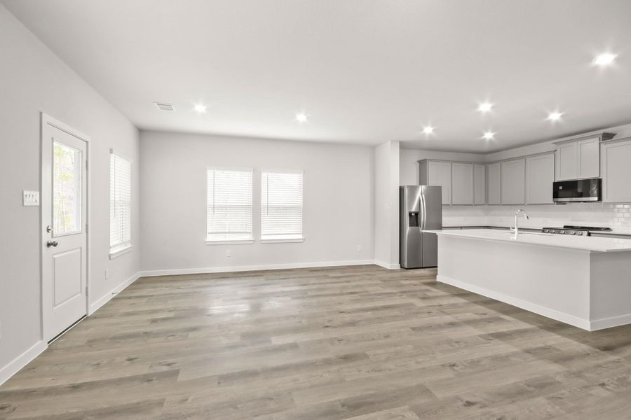 Spacious, unfurnished interior of a new home in Oakwood Ranch, Willis (Image 12).