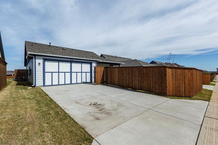 Exterior details and patio area of a home in Heritage Towne, Grand Prairie (Image 25).