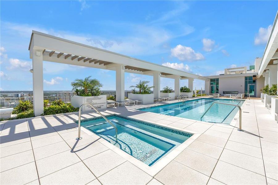 Exterior details and patio area of a home in , St. Petersburg (Image 21).