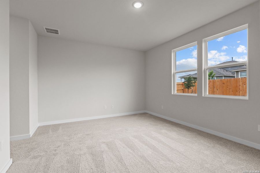 Spacious, unfurnished interior of a new home in Mesa Vista, San Antonio (Image 14).
