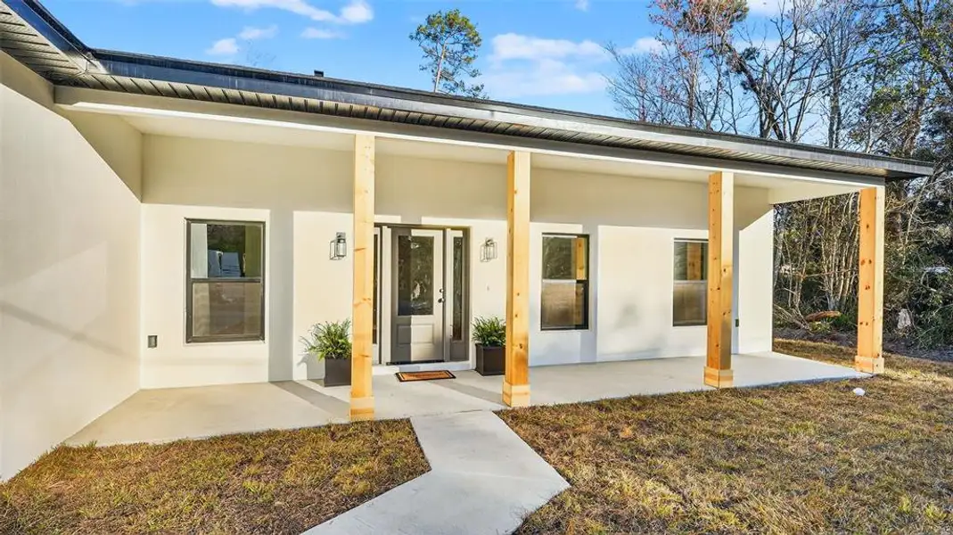 Exterior details and patio area of a home in , Debary (Image 4).
