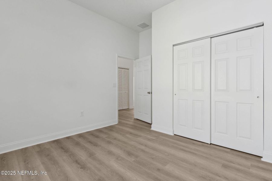 Spacious, unfurnished interior of a new home in , Middleburg (Image 34).