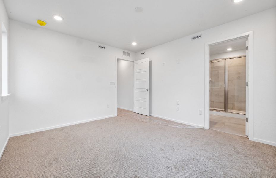 Spacious, unfurnished interior of a new home in Painted Prairie, Aurora (Image 17).