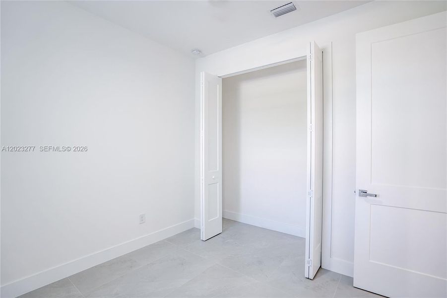 Spacious, unfurnished interior of a new home in , Cape Coral (Image 20).