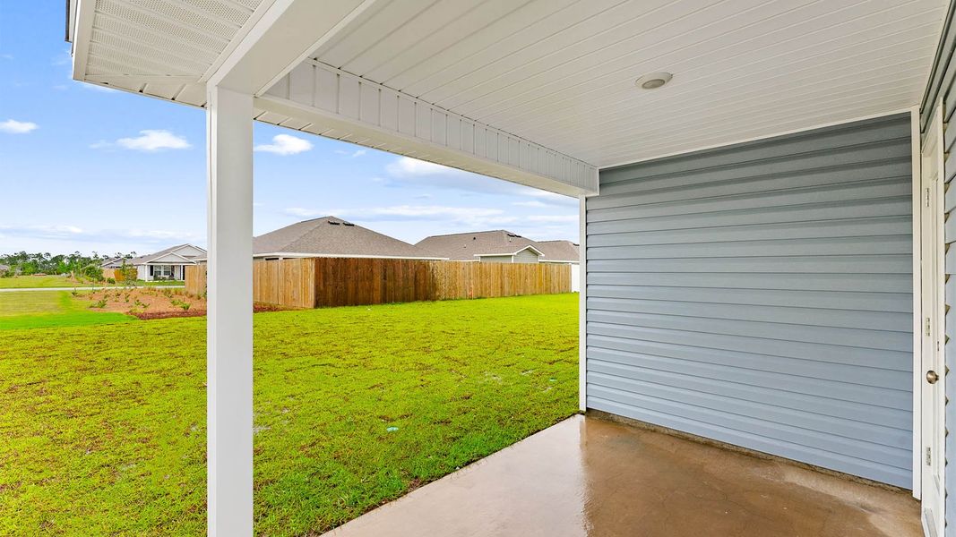 Exterior details and patio area of a home in Park Place, Panama City (Image 4).