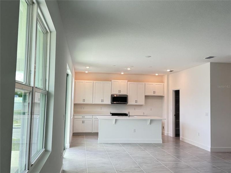 Spacious, unfurnished interior of a new home in Oakview, Apopka (Image 7).